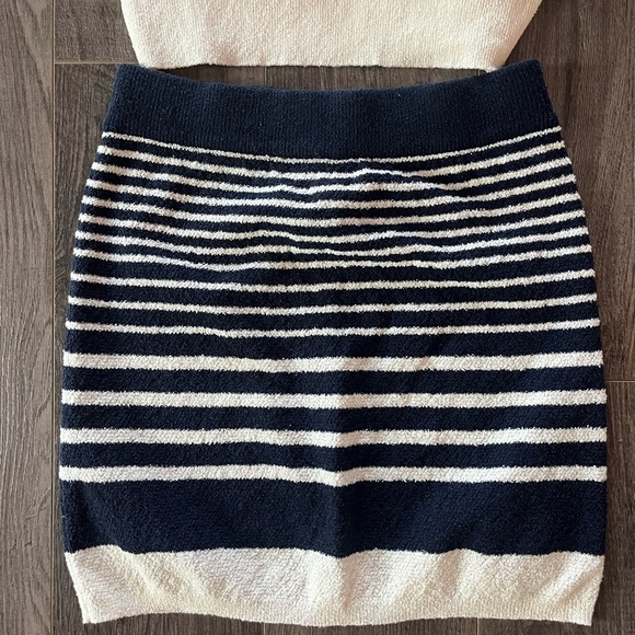 Cropped striped blue and cream knit shirt and skirt outfit. - Picture 2 of 3